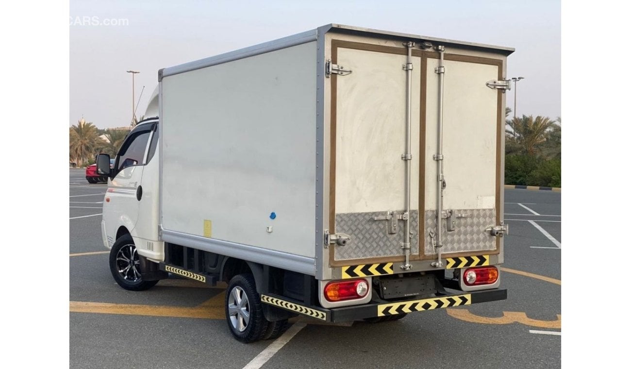 هيونداي بورتر 2 HYUNDAI PORTER PICK-UP WITH BOX 2014 GCC V4 ACCIDENT FREE - PERFECT CONDITION - ONLY 65000 KM