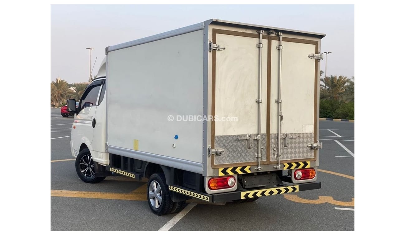 هيونداي بورتر 2 HYUNDAI PORTER PICK-UP WITH BOX 2014 GCC V4 ACCIDENT FREE - PERFECT CONDITION - ONLY 65000 KM