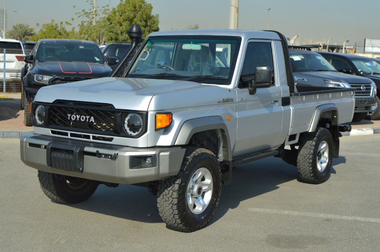 تويوتا لاند كروزر بيك آب ingle cabin 4.5L, perfect inside and outside