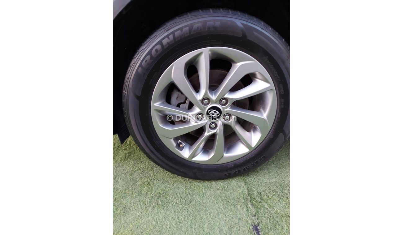 هيونداي توسون 2000 سى سى موديل 2016 مثبت سرعة تحكم رنجات  شاشة كاميرا حساسات بحالة ممتازة