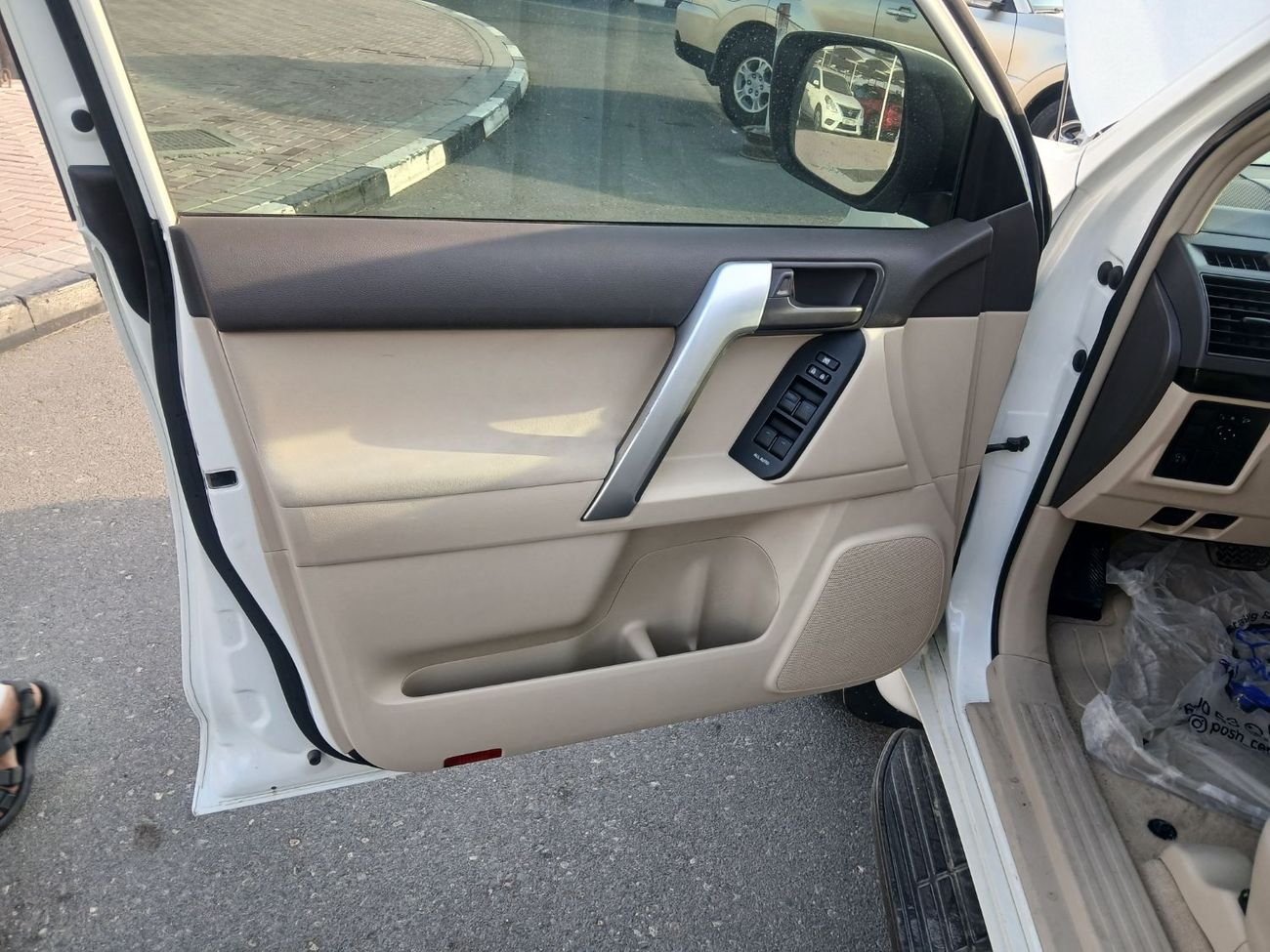 Toyota Prado Toyota prado 2021Model 2.7 v4 petrol Engine Colour White Transmission Automatic Interior.Begie 7seat