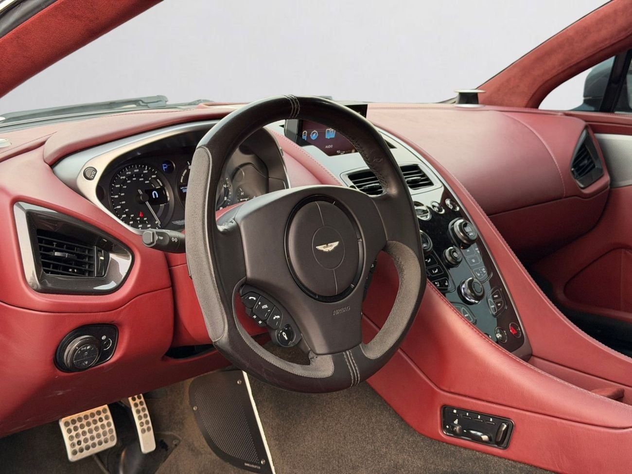 Aston Martin Vanquish STD RARE FULL CARBON SPEC | GCC CAR | V12 ENGINE | 2014