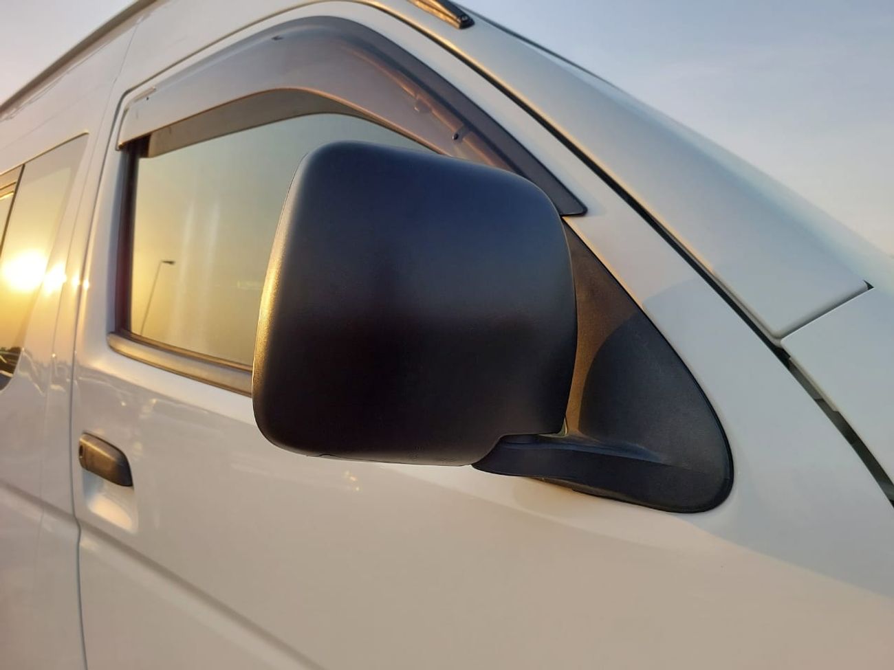 Toyota Hiace TOYOTA HIACE COMMUTER VAN RHD 2005 MODEL 2.5 L DIESEL AUTOMATIC(PM10644)