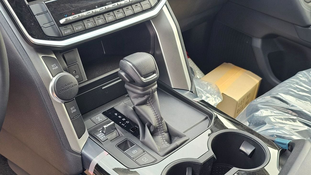 تويوتا لاند كروزر GXR WHITE-BLACK ELECTRIC DRIVER SEATS
