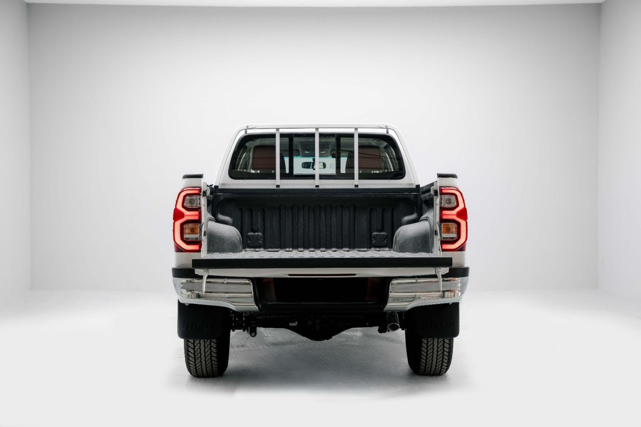 تويوتا هيلوكس GLX 2.7L - White Inside Maroon | Export Only