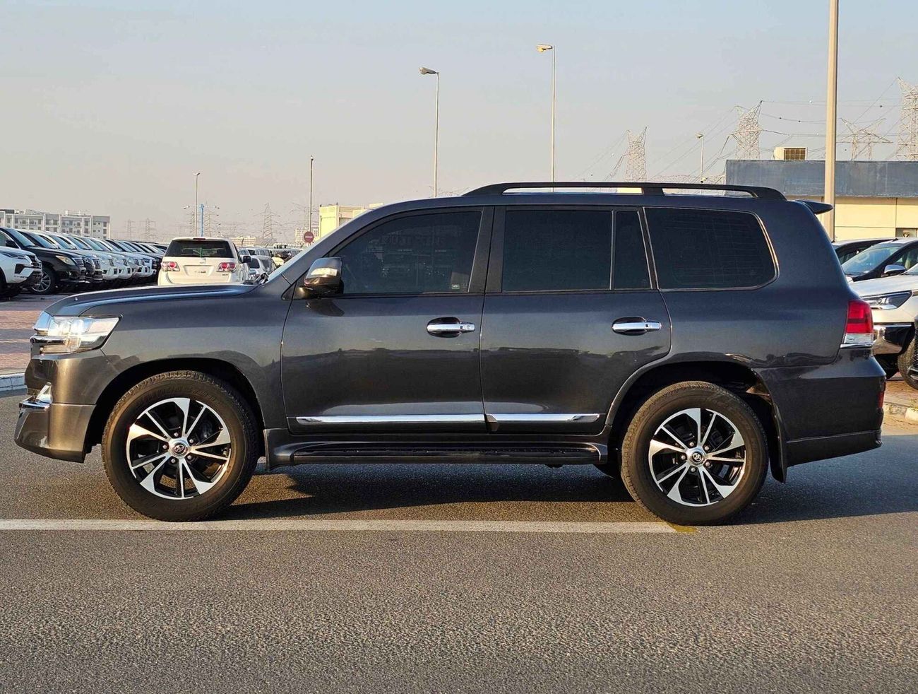 تويوتا لاند كروزر / VXR 5.7/ 20 SHP/ FULL OPTION/ EXPORT ONLY / LOT # 2540