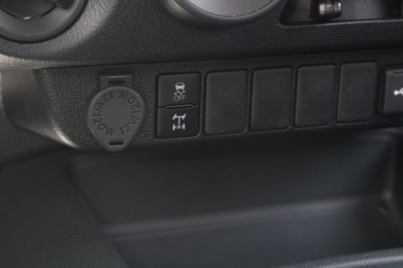 Toyota Hilux TOYOTA HILUX 2.4L DIESEL 4 X 4 DOUBLE CABIN ACTIVE MANUAL