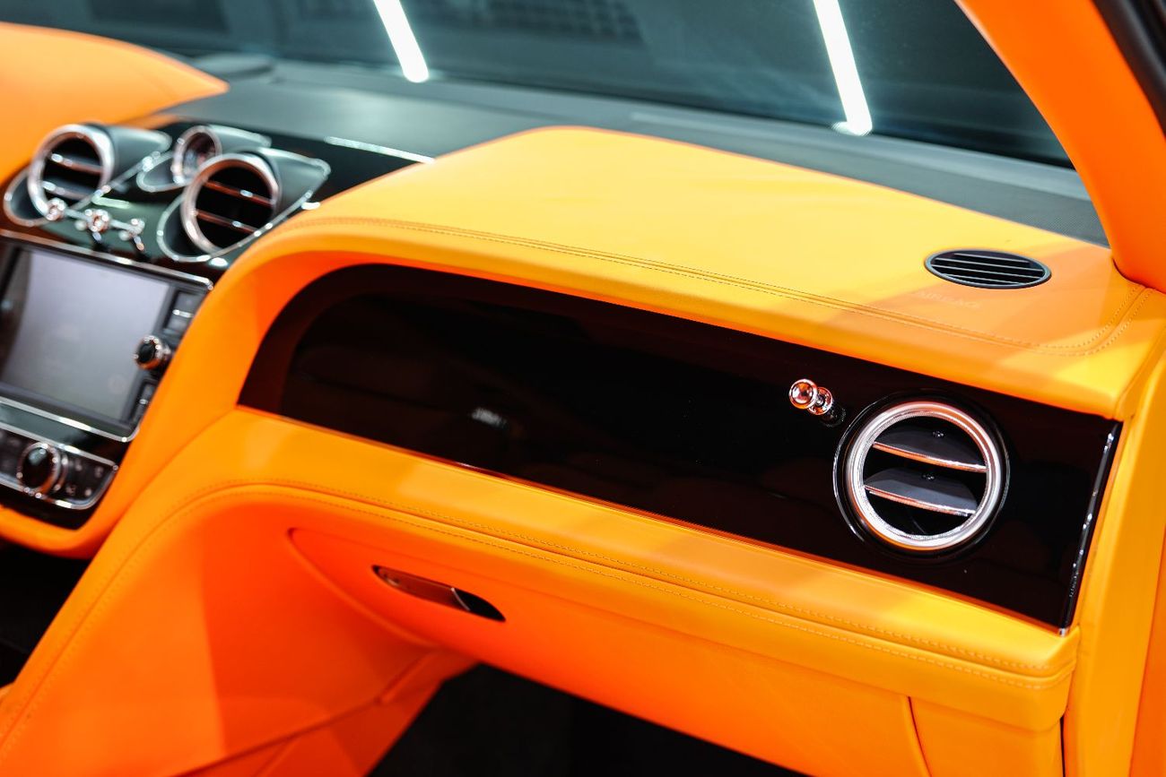 بنتلي بينتايجا W12, Carbon Fiber Body Kit, Panoramic Roof, Starlight Headliner, GCC Specs!!