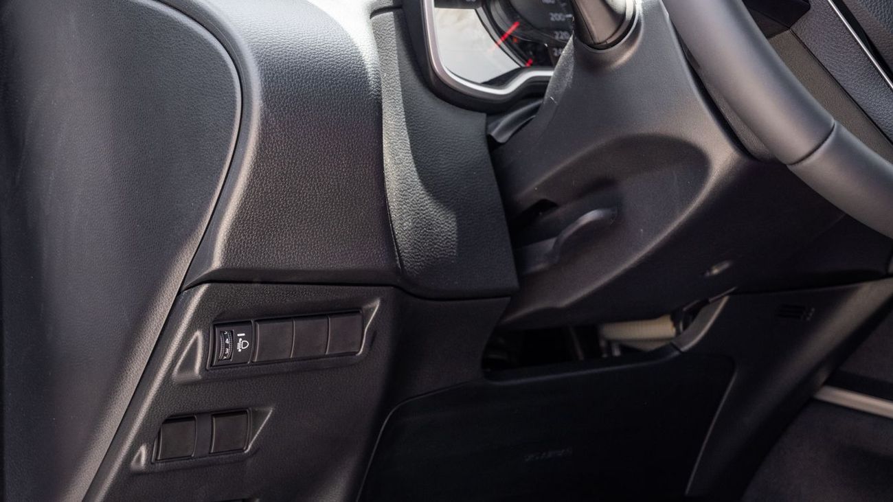 تويوتا كورولا كروس TOYOTA COROLLA CROSS 1.8 HIGH -2025YM