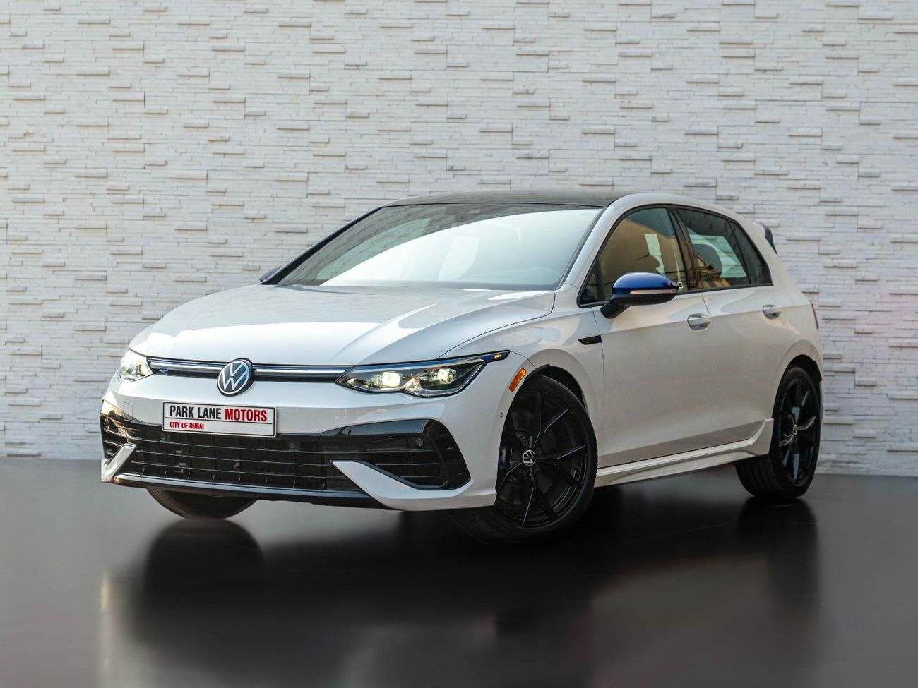 فولكس واجن جولف ار AED 2,595 PM • GOLF R • ONLY 17,000 KM • OFFICIAL VOLKSWAGEN WARRANTY UNTIL 07/2025 • CLEAN TITLE