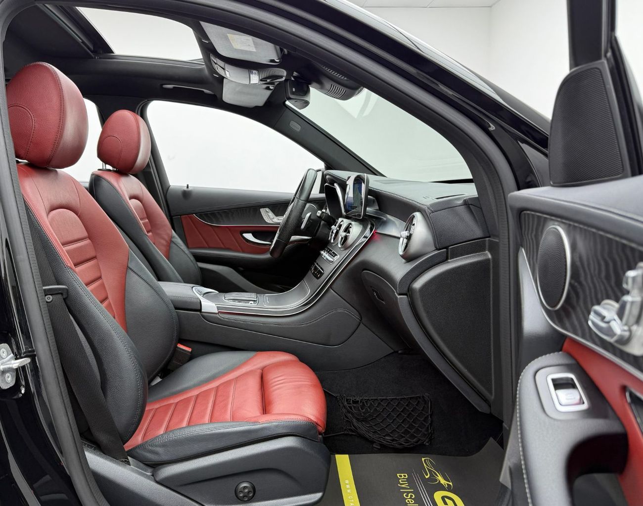 مرسيدس بنز GLC 300 4MATIC 2.0L 2020 Mercedes Benz GLC300 AMG 4MATIC, Warranty, Full Mercedes Service History, GCC