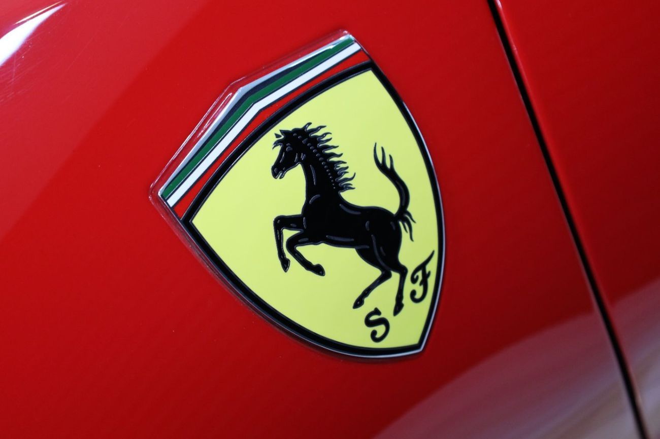 فيراري SF90 ستراديل Asseto Fiorano Package, Carbon Ext/Int, JBL Audio, Al Tayer Warranty + Service!!