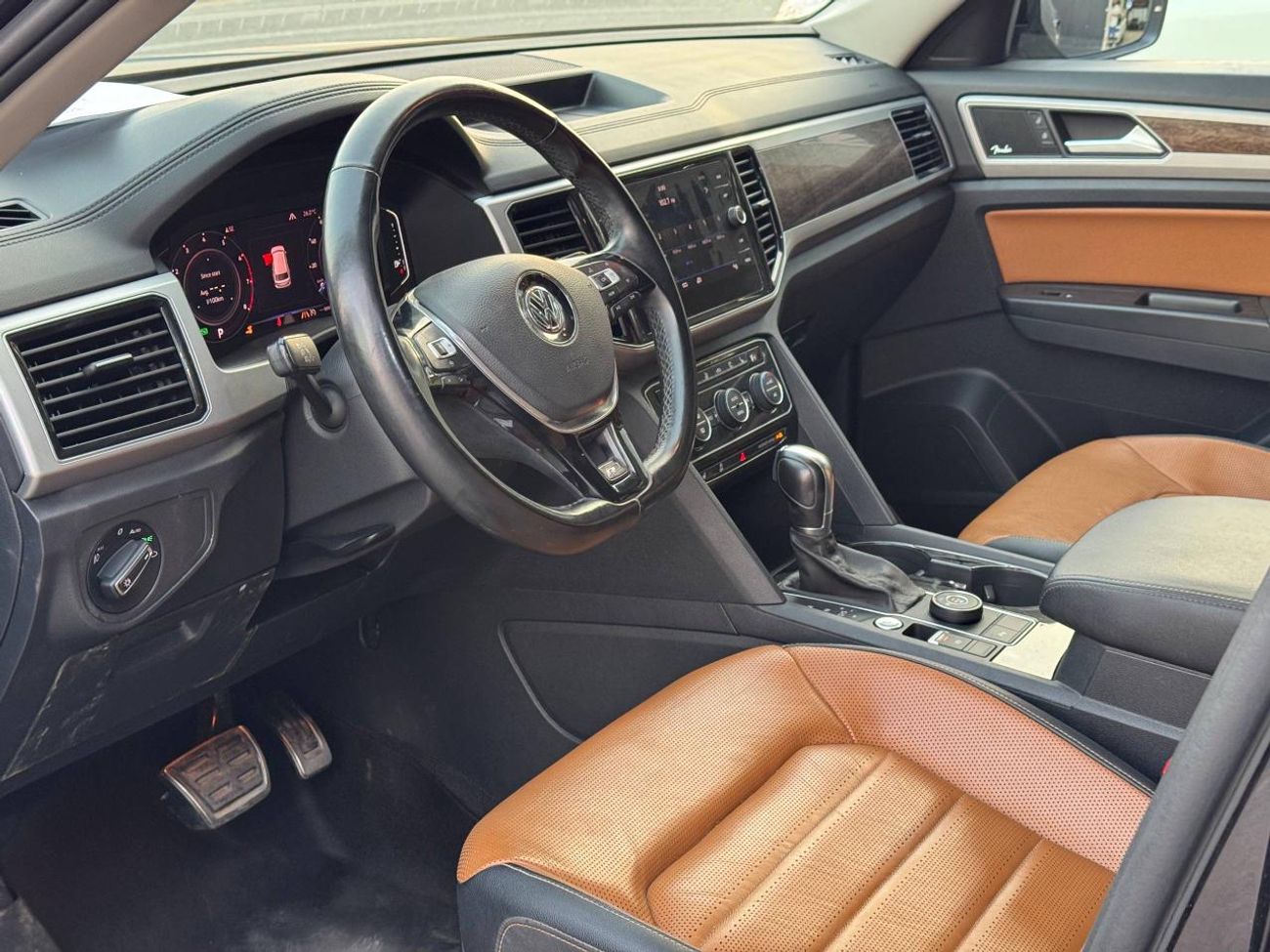 فولكس واجن اطلس R-LINE / 4MOTION / V6 3.6L / فتحة سقف بانورامية / بحالة ممتازة / رادار