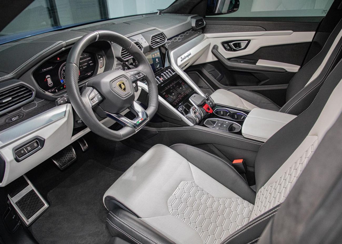 Lamborghini Urus STD 4.0T V8 Akrapovic Exhaust System • Warranty + Service Available • GCC