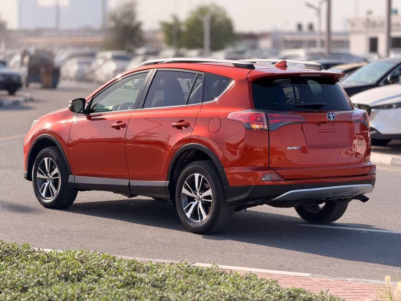 تويوتا راف ٤ XLE 2.5L sunroof, leather seats full option