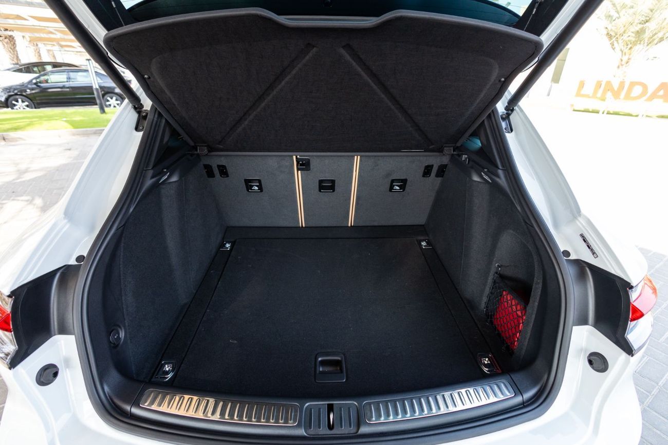 بورش ماكان Base