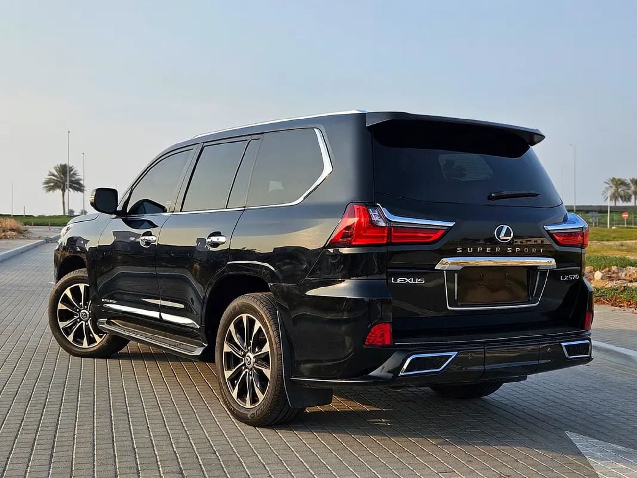 Lexus LX570 LX 570 | GCC Specs | Facelift To Very Neat And Clean With Low KM Premium SUV