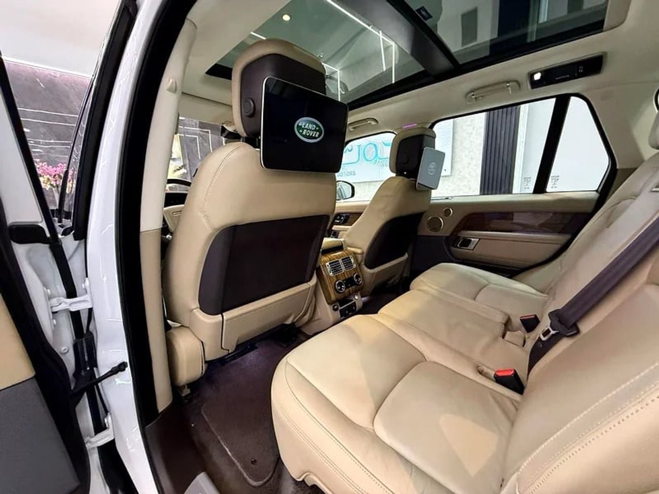 Land Rover Range Rover AUTOBIOGRAPHY KIT RR VOGUE SUPERCHARGED || GCC || FULLY LOADED || SCREENS