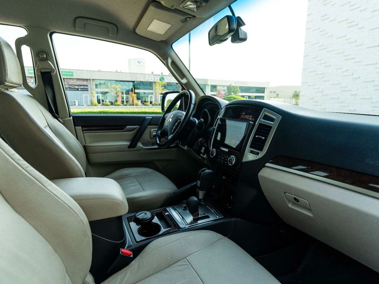 ميتسوبيشي باجيرو AED 1,415 PM • 3.8L PAJERO GLS TOP • ONLY 60,000 KMS • GOLD EMBLEM PACKAGE WITH RHINO ROOF-RACK