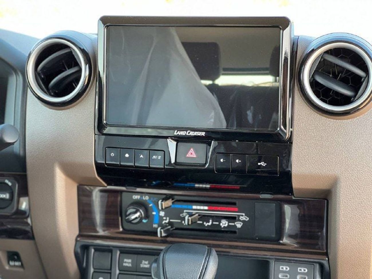 Toyota Land Cruiser 70 LC76 4.0L PTR A/T // 2025 // FULL OPTION WITH RADAR , LEATHER SEATS , DVD&BACK CAMERA // SPECIAL OFF