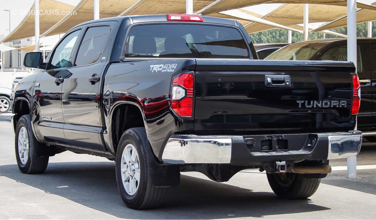 Toyota Tundra 5.7 L V8 SR5 TRD