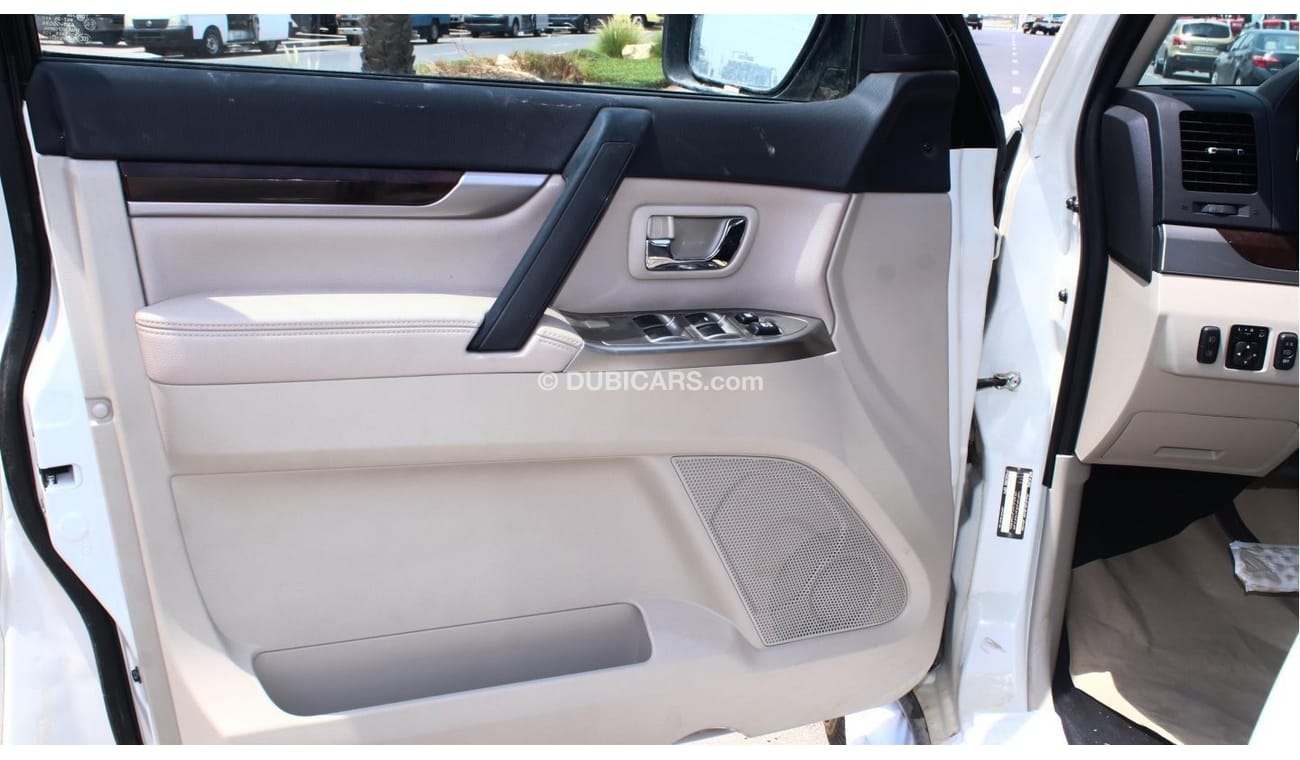 ميتسوبيشي باجيرو ميتسوبيشي باجيرو GLS 2022 موديل SUV. 4WD أبيض / بيج ، كاميرا خلفية ، 3.8 لتر بنزين ، 5 أبواب ..... ح