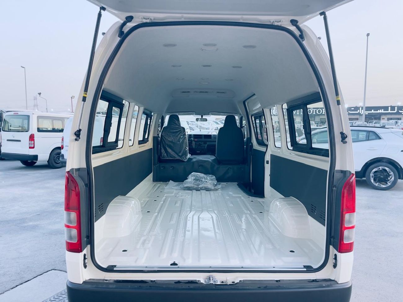تويوتا هاياس toyota hiace hirgroof cargo glass van