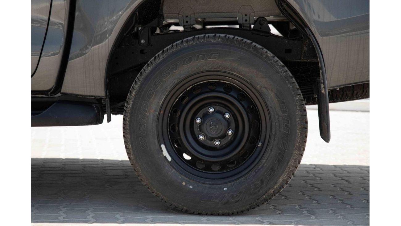 تويوتا هيلوكس تويوتا هيلوكس 4x4 DC 2.8 2023 - رمادي من الداخل عنابي