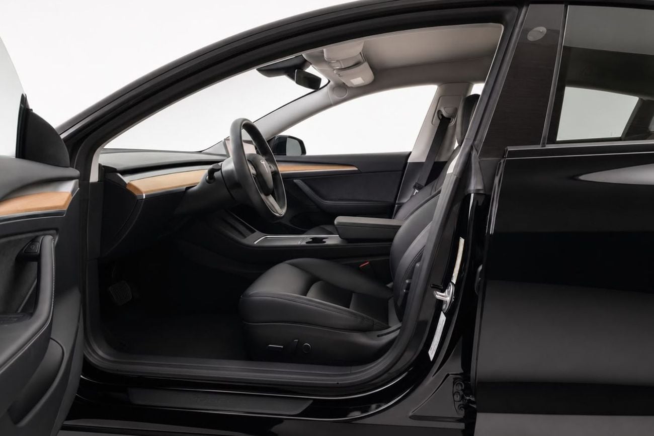 Tesla Model 3 Tesla Model 3 Long Range 2023 l Autopilot l AED 2,350 / Monthly