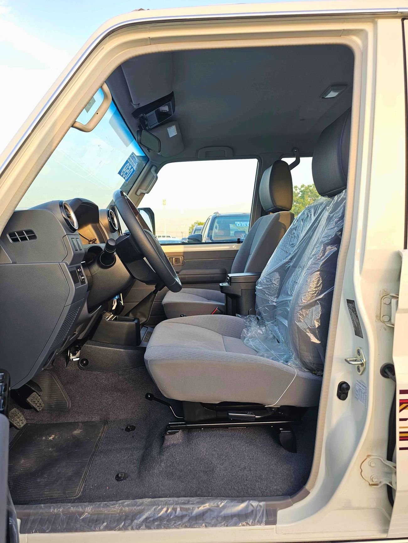 Toyota Land Cruiser 70 LC76 LX / HIGH OPTION, 4.0L PETROL V6, M/T, WOOD,STEERING / WINCH SNORKEL (CODE # 69084)