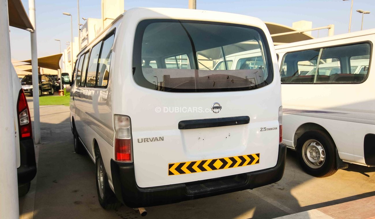 نيسان أورفان