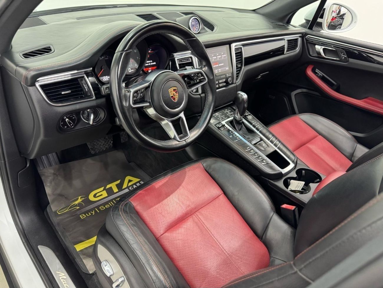 Porsche Macan S 3.0L (340 HP) 2017 Porsche Macan S, Full Service History, Sport Chrono Package, Excellent Conditio