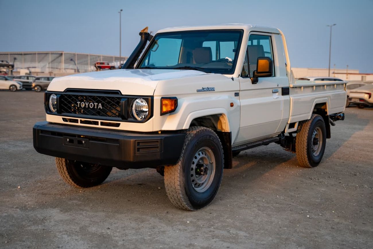 تويوتا لاند كروزر بيك آب 2.8L, 4-cylinder, DOHC, Turbo Diesel . 3 seats . 2 Doors