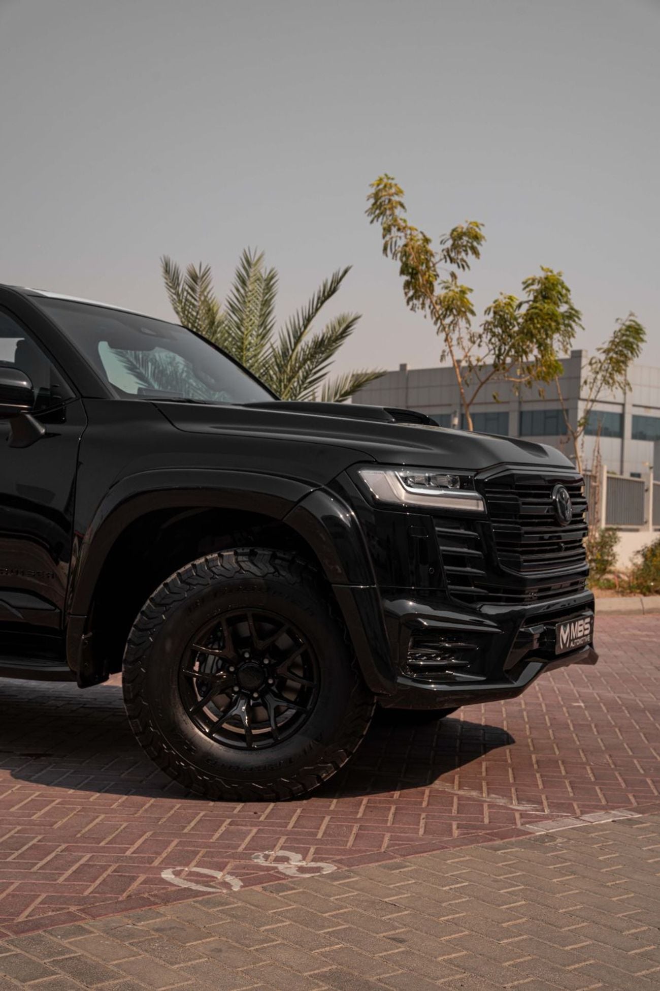 تويوتا لاند كروزر VXR WITH MBS AUTOBIOGRAPHY SEAT AND OFFROAD EDITION , ROOF STAR LIGHT