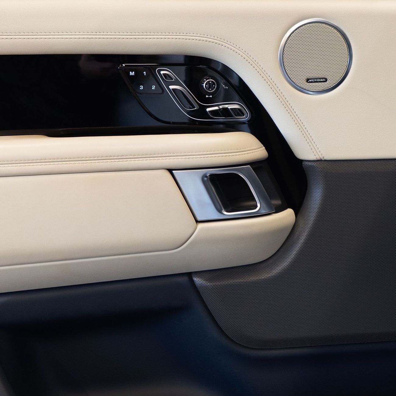 Land Rover Range Rover AED 2,682 pm • 0% Downpayment • Range Rover Vogue • 1 Year Warranty