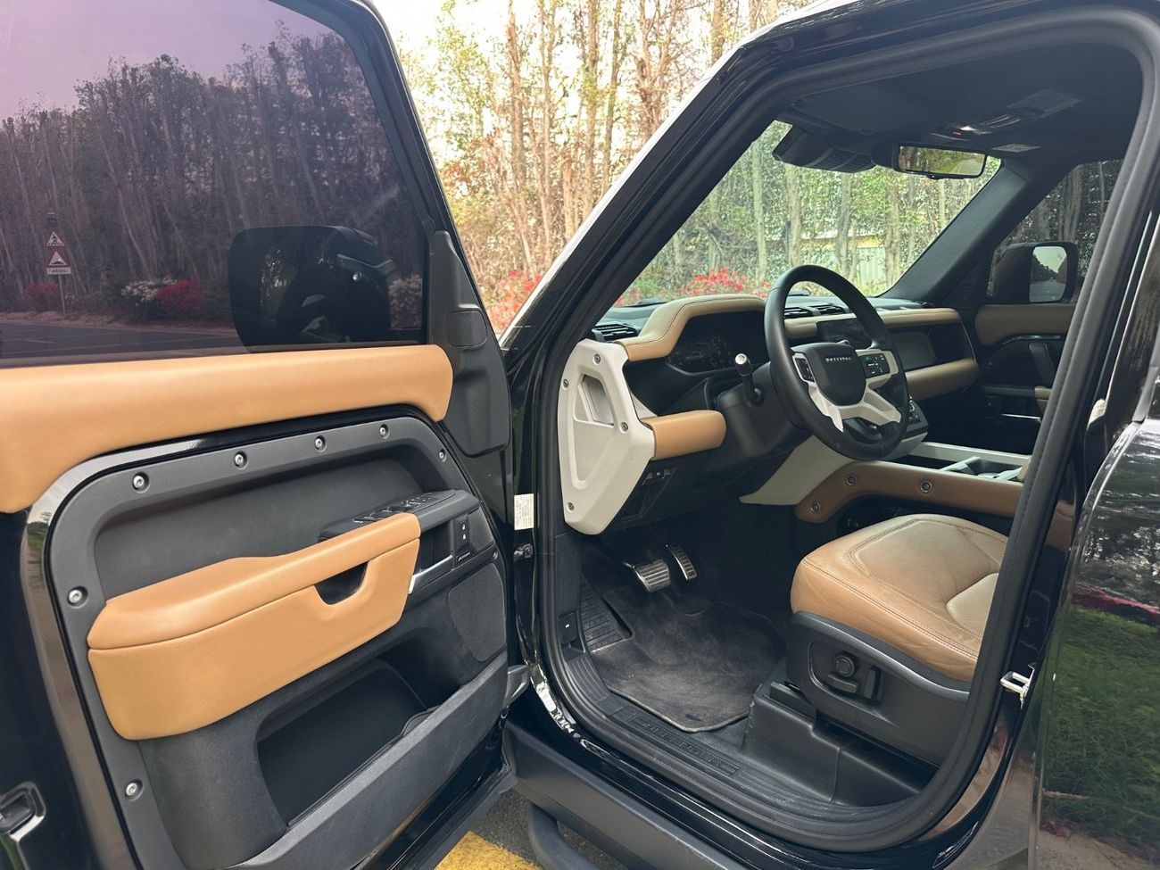 Land Rover Defender P400 110 X-Dynamic HSE 3.0L (5 Seater) | 2025 | GCC Specs | V6 400 HP | Perfect Condition | Full Ser