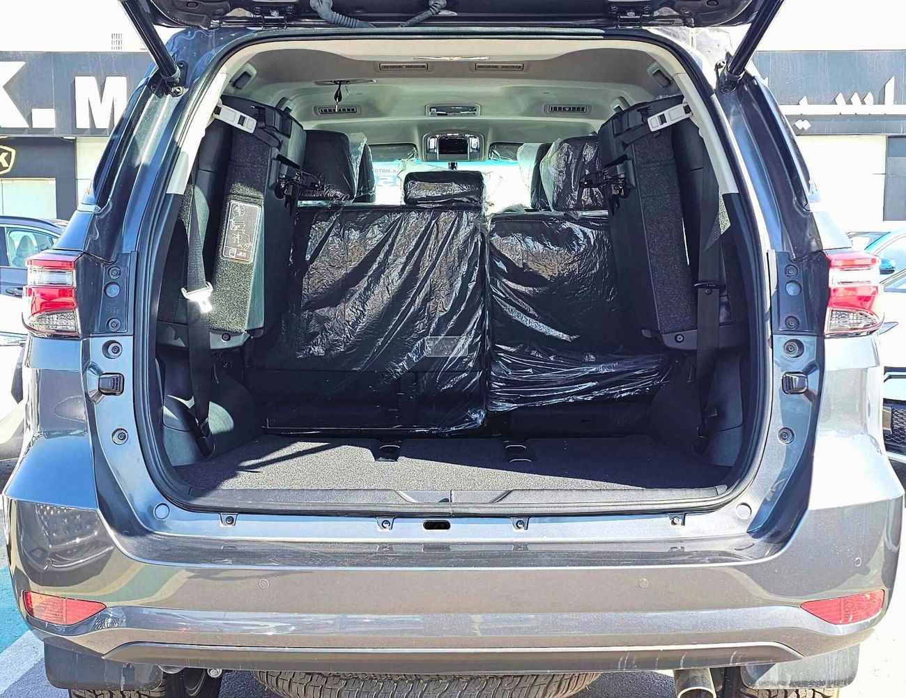 Toyota Fortuner SR5 /  4.0L V6 PETROL / WOOD TRIM / LEATHER SEATS / FULL OPTION (CODE # 69044)