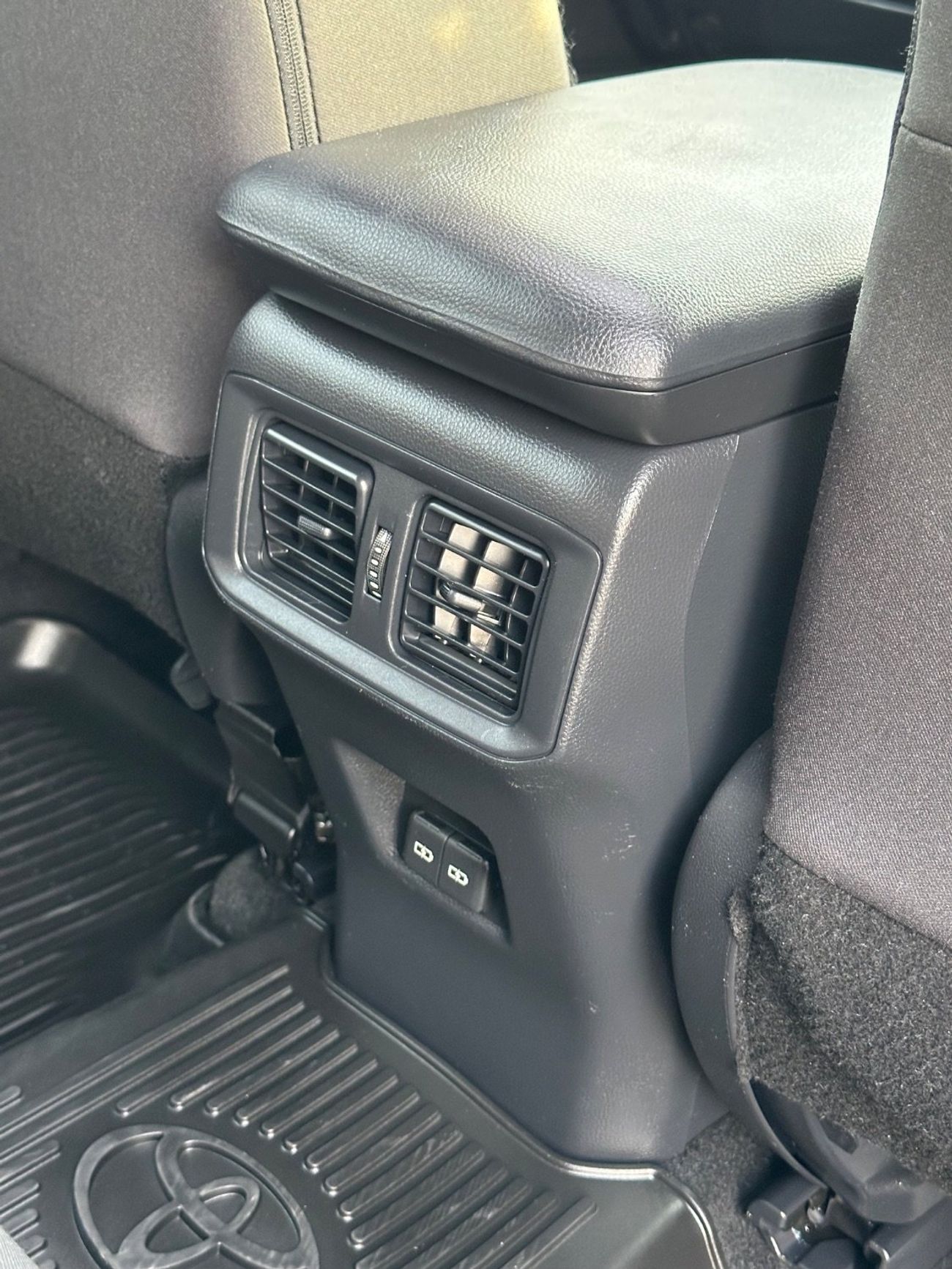 تويوتا راف ٤ XLE 2.5L