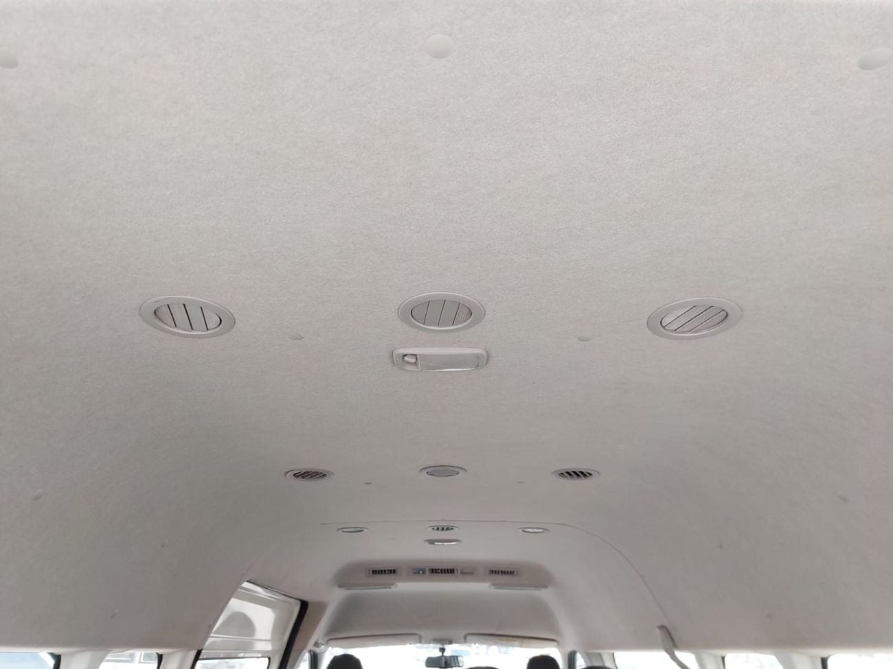 تويوتا هاياس (RAMADAN OFFER) TOYOTA HIACE COMMUTER VAN RHD 2018 MODEL 3.0 L DIESEL AUTOMATIC(PM36021)