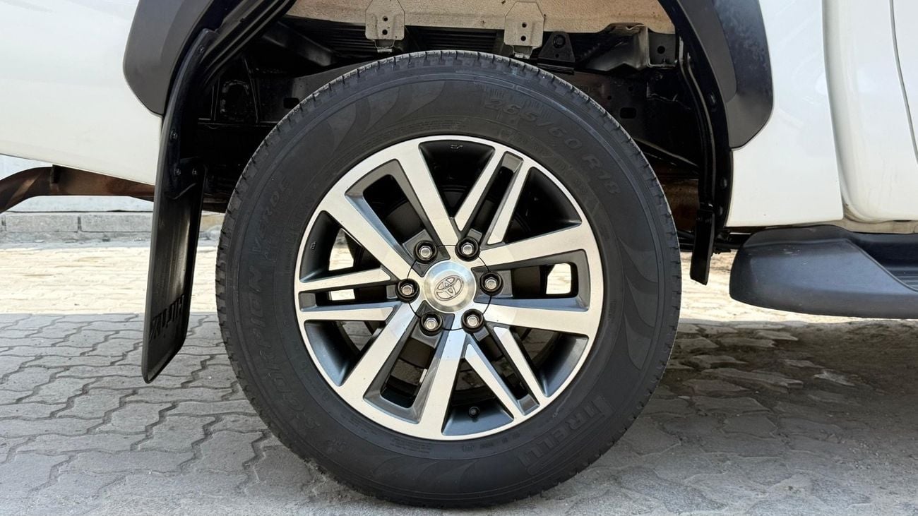 تويوتا هيلوكس SR5