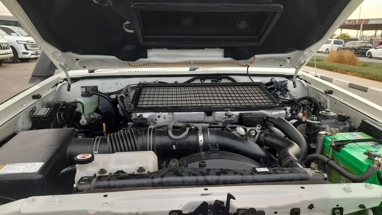 تويوتا لاند كروزر Right-Hand drive 3 door troop carrier V8 1VD diesel manual