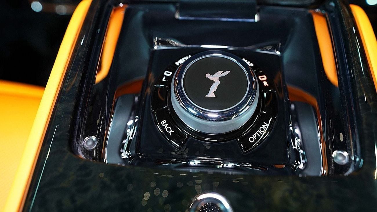 Rolls-Royce Onyx Cullinan | LIMITED OFFER | GOLD SPIRIT OF ECSTASY | NEW | 2024 | 563 HP | 3-YR WARRANTY AND SERVICE