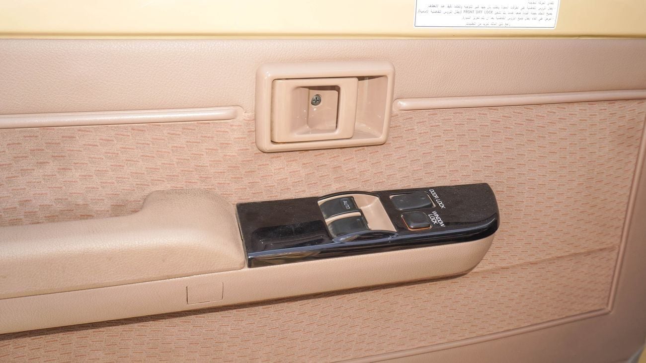 تويوتا لاند كروزر بيك آب 4.0L V6 M/T