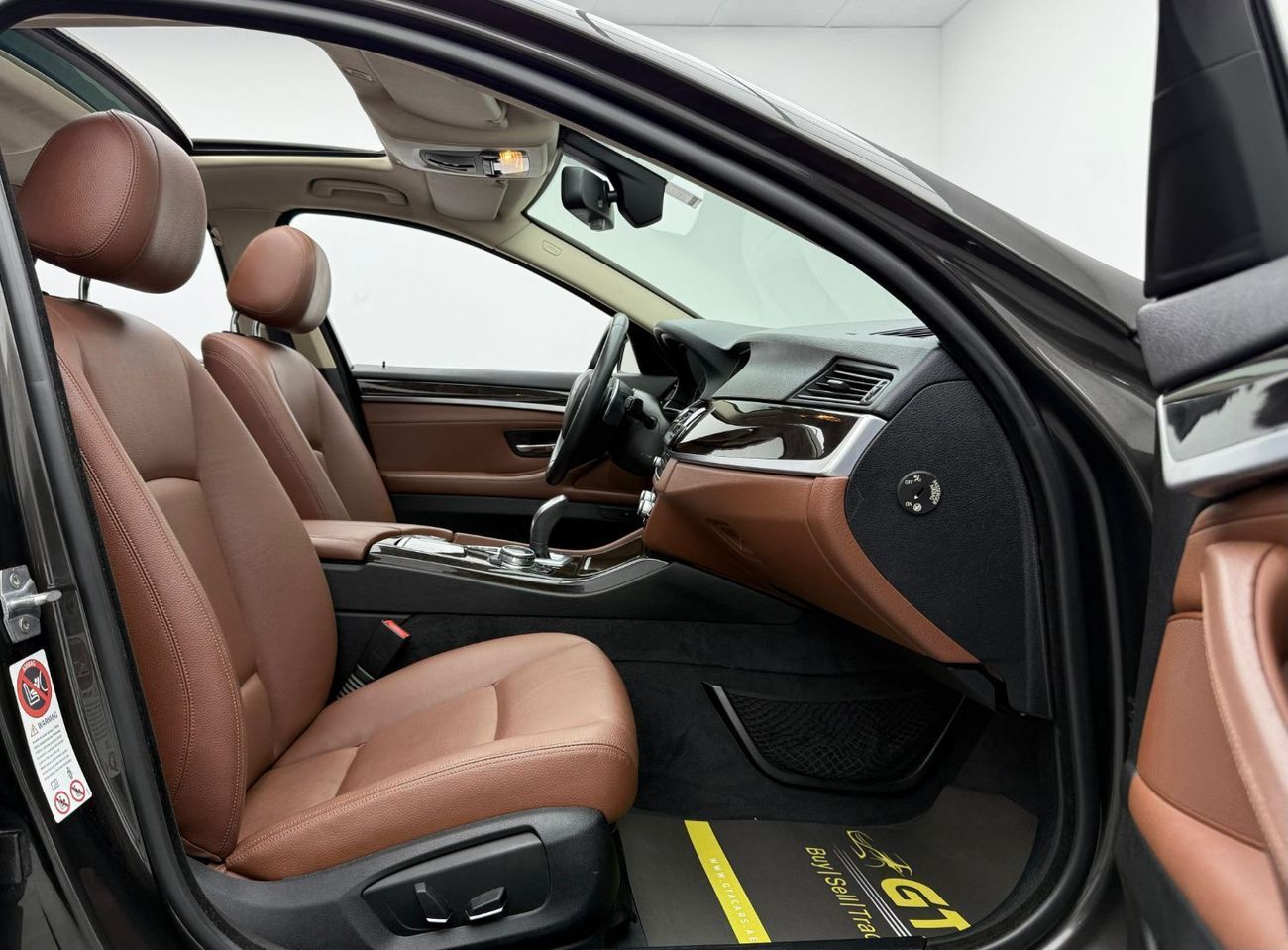 BMW 528i  2015 BMW 528i, Full Service History, Power Sunroof, Excellent Condition, GCC