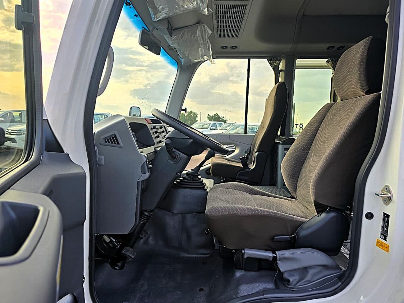 تويوتا كوستر Toyota Coastor Vip 4.2l diesel M/T 22 seats with Electric Door and Cool Box White Color 2026 Model