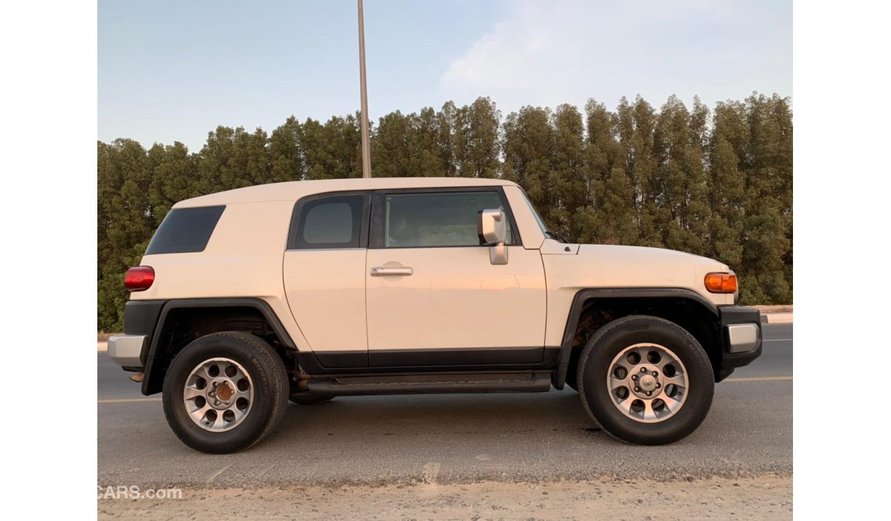 Toyota FJ Cruiser Toyota FG model 2011  gcc very celen car km 208,987 AED 52,000