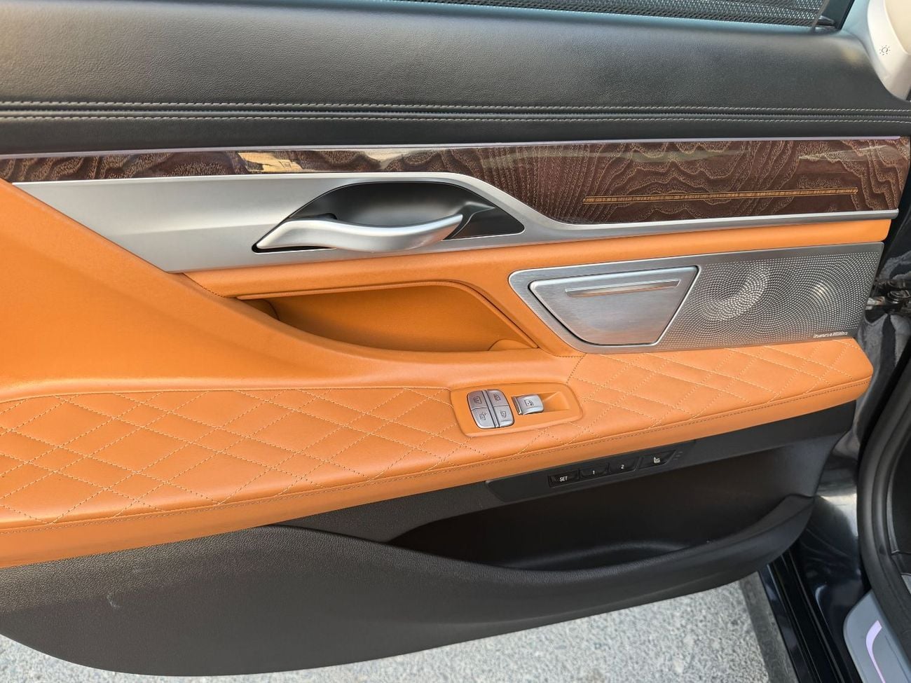 بي أم دبليو 750Li xDrive 4.4L (530 HP)