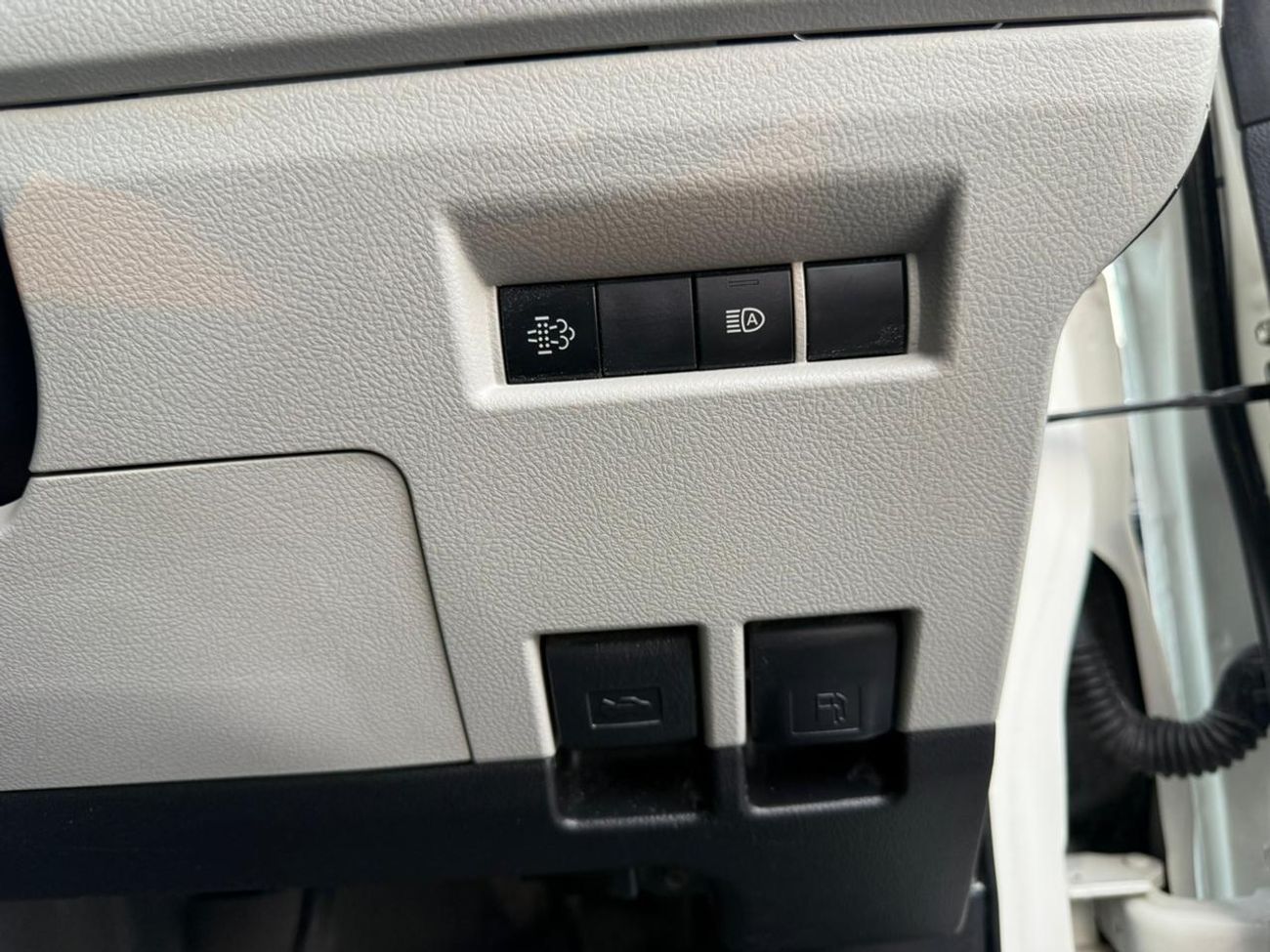 Toyota Hiace DLS -High Roof Commuter 2.8L A/T