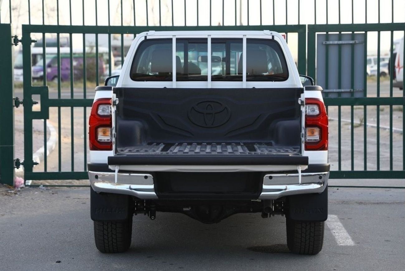 تويوتا هيلوكس Get 2023 Toyota Hilux 4x4 DC 2.8 SR5 - White inside Maroon