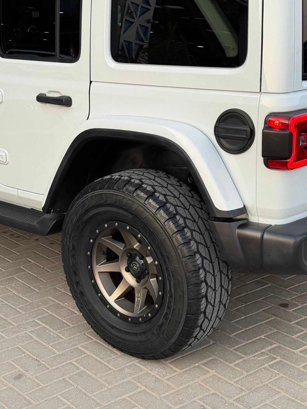 Jeep Wrangler Unlimited Sahara 3.6L 3.6L V6 / SAHARA / PANORAMIC ONE TOUCH ROOF / LEATHER / BIG SCREEN / LOW MILEA